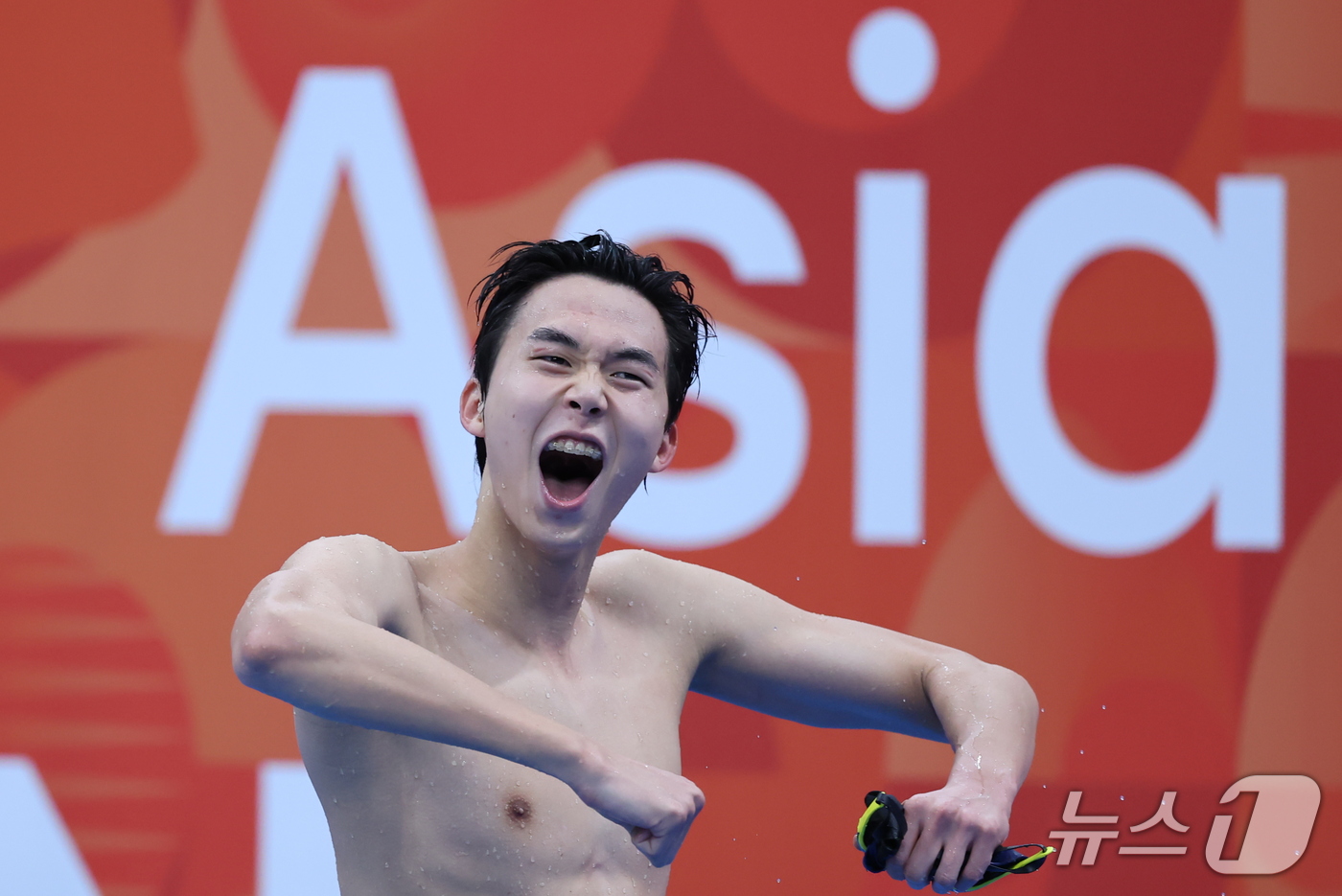 (도쿄=뉴스1) 김민지 기자 = 대한민국 김준우가 24일 도쿄 아쿠아틱스 센터에서 열린 2026 아이치·나고야 아시안게임 수영 남자 800m 결승에서 은메달을 확보한 후 환호하고 …