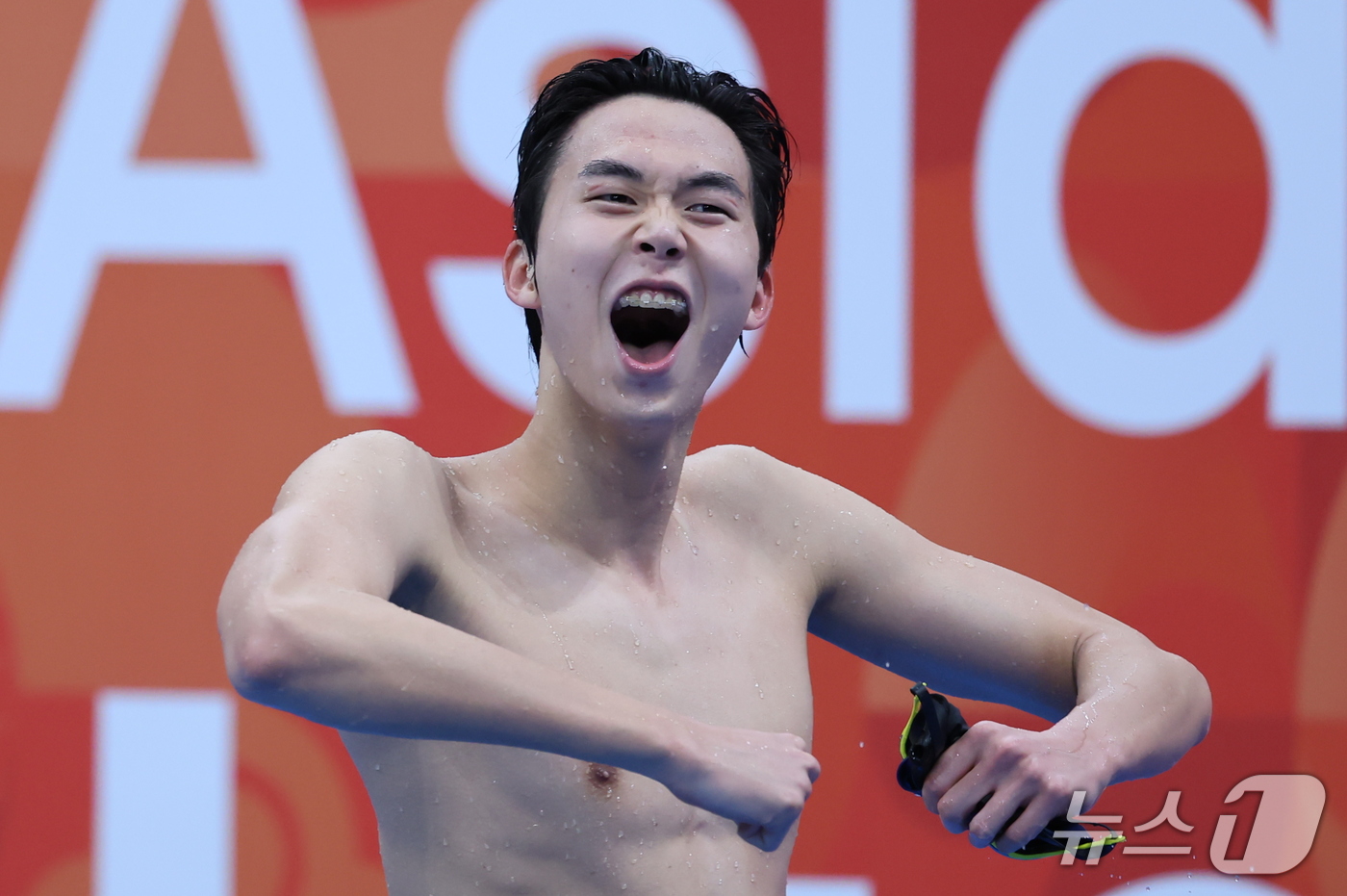 (도쿄=뉴스1) 김민지 기자 = 대한민국 김준우가 24일 도쿄 아쿠아틱스 센터에서 열린 2026 아이치·나고야 아시안게임 수영 남자 800m 결승에서 은메달을 확보한 후 환호하고 …