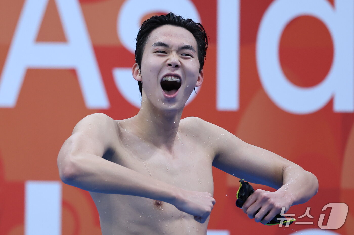 본문 이미지 - 대한민국 김준우가 24일 도쿄 아쿠아틱스 센터에서 열린 2026 아이치·나고야 아시안게임 수영 남자 800m 결승에서 은메달을 확보한 후 환호하고 있다. 2026.9.24 ⓒ 뉴스1 김민지 기자