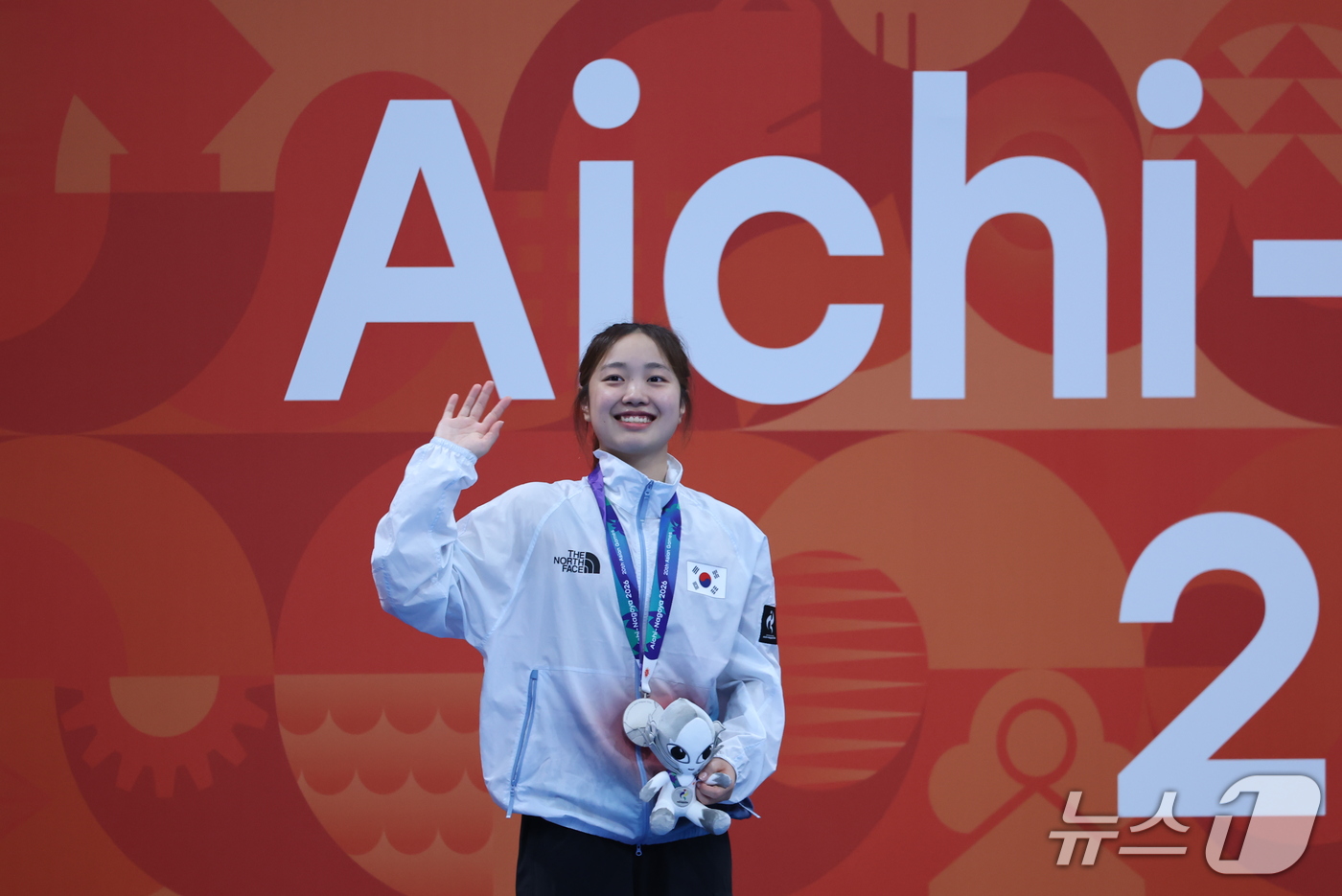 (도쿄=뉴스1) 김민지 기자 = 대한민국 박시은이 24일 도쿄 아쿠아틱스 센터에서 열린 2026 아이치·나고야 아시안게임 수영 여자 200m 평영 시상식에서 은메달을 목에 걸고 인 …