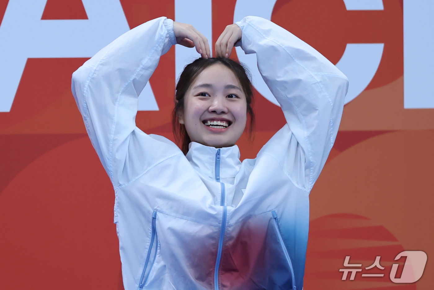 (도쿄=뉴스1) 김민지 기자 = 대한민국 박시은이 24일 도쿄 아쿠아틱스 센터에서 열린 2026 아이치·나고야 아시안게임 수영 여자 200m 평영 시상식에서 은메달을 확보한 후 손 …