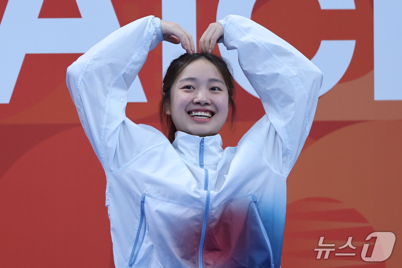본문 이미지 - 대한민국 박시은이 24일 도쿄 아쿠아틱스 센터에서 열린 2026 아이치·나고야 아시안게임 수영 여자 200m 평영 시상식에서 은메달을 확보한 후 손하트를 하고 있다. 2026.9.24 ⓒ 뉴스1 김민지 기자