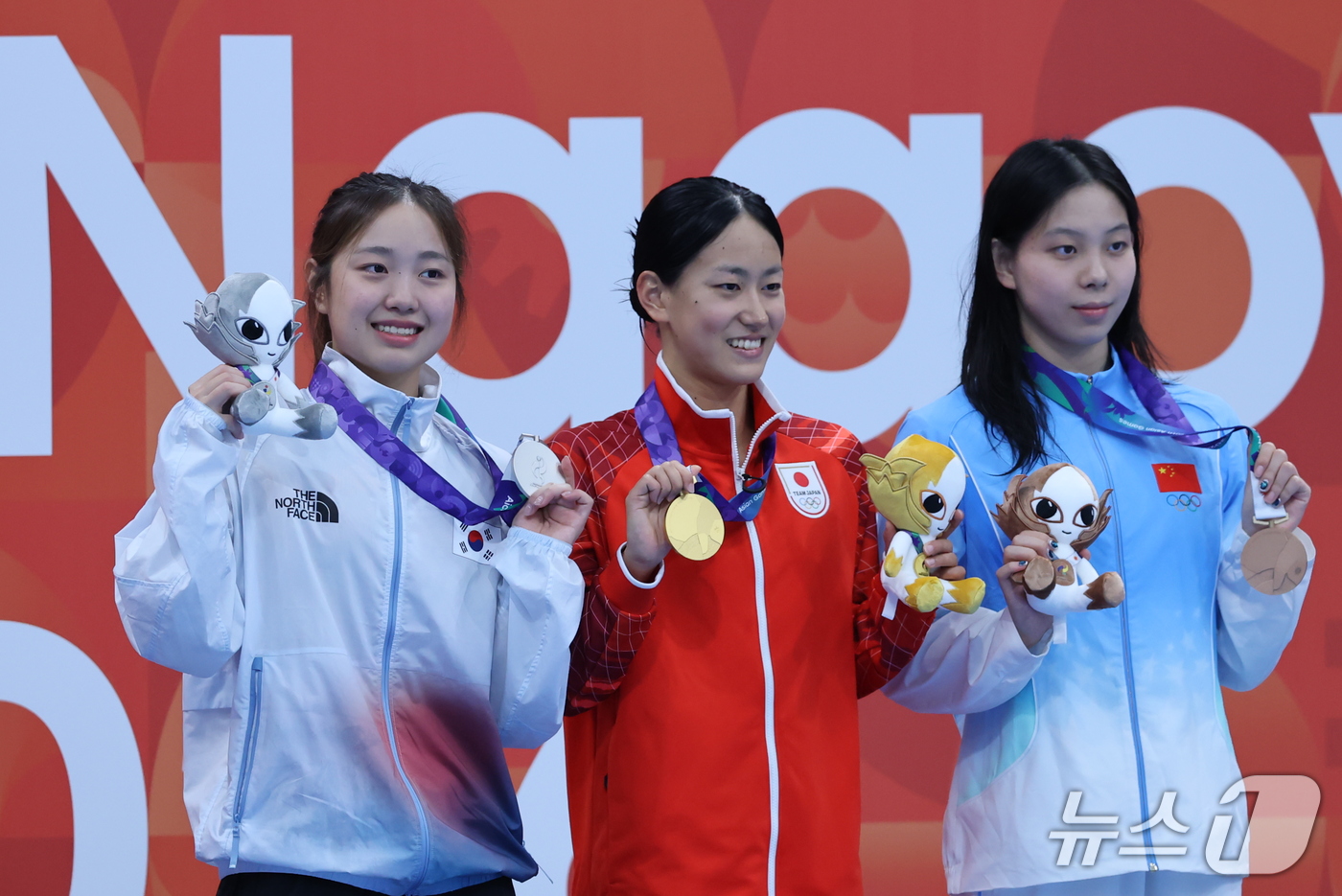 (도쿄=뉴스1) 김민지 기자 = 24일 도쿄 아쿠아틱스 센터에서 열린 2026 아이치·나고야 아시안게임 수영 여자 200m 평영 시상식에서 박시은(왼쪽)이 은메달을 들어보이고 있다 …