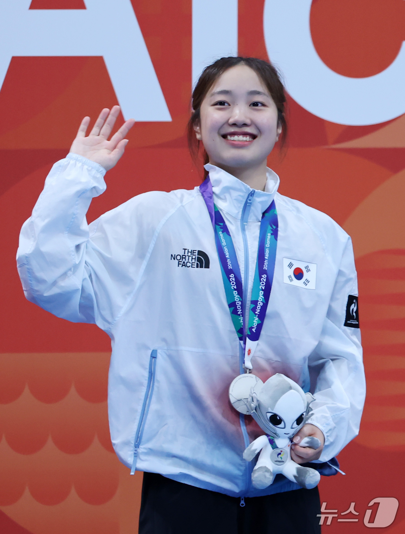 (도쿄=뉴스1) 김민지 기자 = 24일 도쿄 아쿠아틱스 센터에서 열린 2026 아이치·나고야 아시안게임 수영 여자 200m 평영 시상식에서 박시은이 은메달을 확보한 후 인사를 하고 …