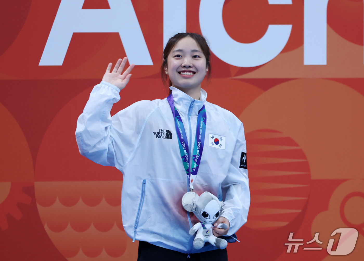 (도쿄=뉴스1) 김민지 기자 = 24일 도쿄 아쿠아틱스 센터에서 열린 2026 아이치·나고야 아시안게임 수영 여자 200m 평영 시상식에서 박시은이 은메달을 확보한 후 인사를 하고 …