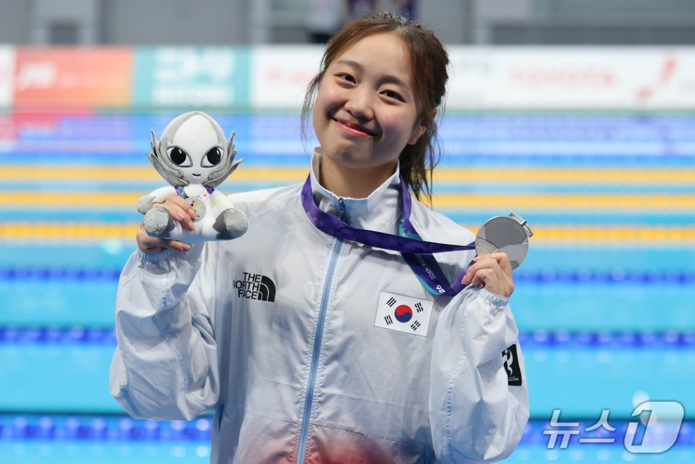 본문 이미지 - 24일 도쿄 아쿠아틱스 센터에서 열린 2026 아이치·나고야 아시안게임 수영 여자 200m 평영 시상식에서 은메달을 확보한 박시은이 메달을 들어보이고 있다. 2026.9.24 ⓒ 뉴스1 김민지 기자