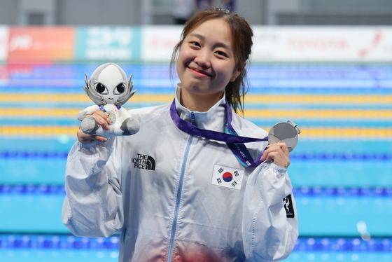 은메달 들어보이는 박시은