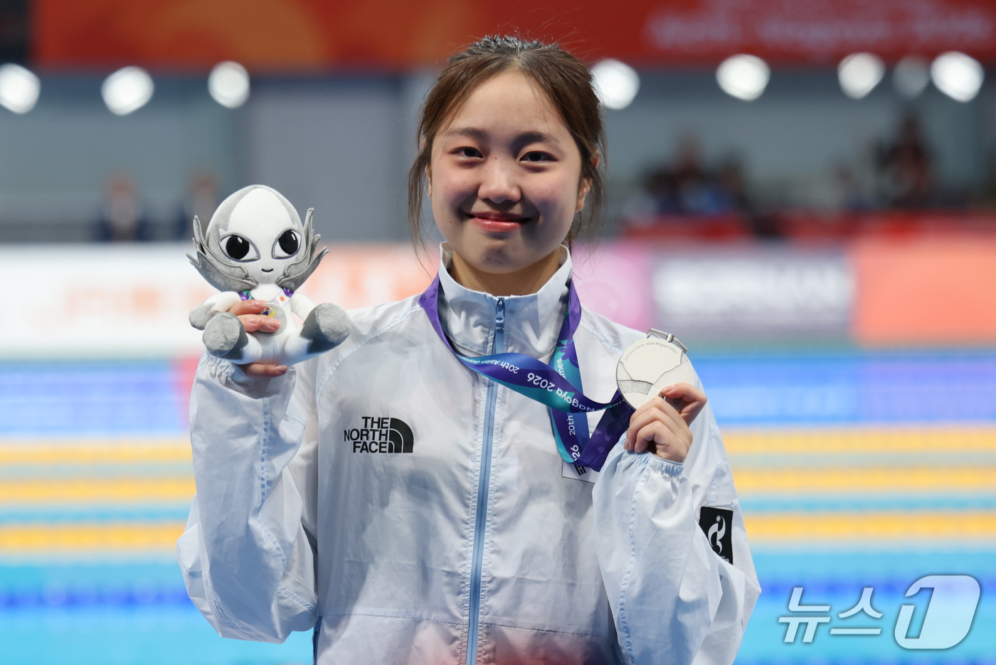 (도쿄=뉴스1) 김민지 기자 = 24일 도쿄 아쿠아틱스 센터에서 열린 2026 아이치·나고야 아시안게임 수영 여자 200m 평영 시상식에서 은메달을 확보한 박시은이 메달을 들어보이 …