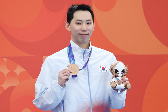 동메달 들어보이는 조성재