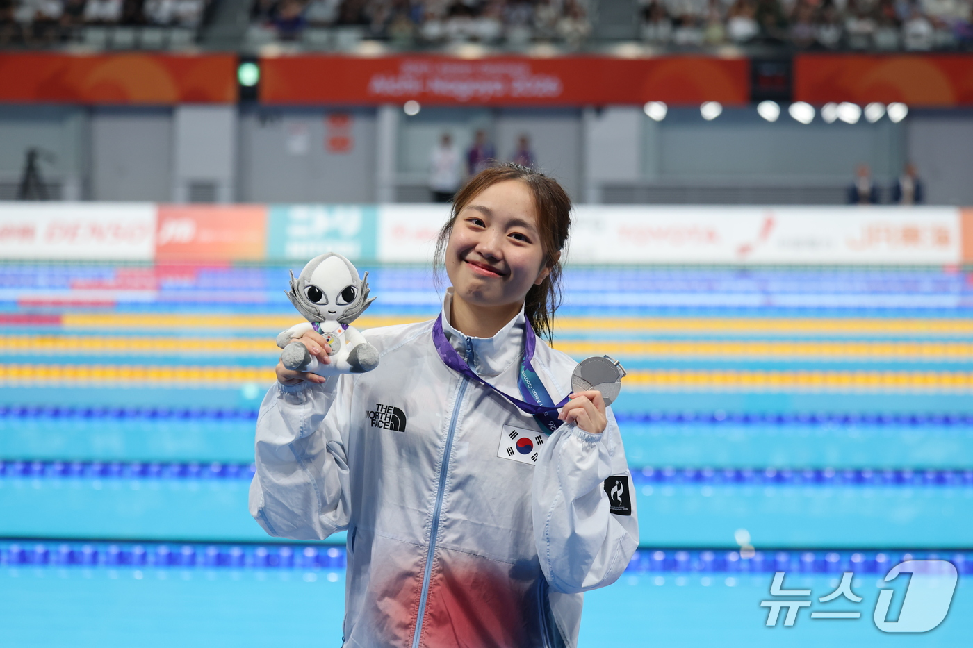 (도쿄=뉴스1) 김민지 기자 = 24일 도쿄 아쿠아틱스 센터에서 열린 2026 아이치·나고야 아시안게임 수영 여자 200m 평영 시상식에서 은메달을 확보한 박시은이 메달을 들어보이 …