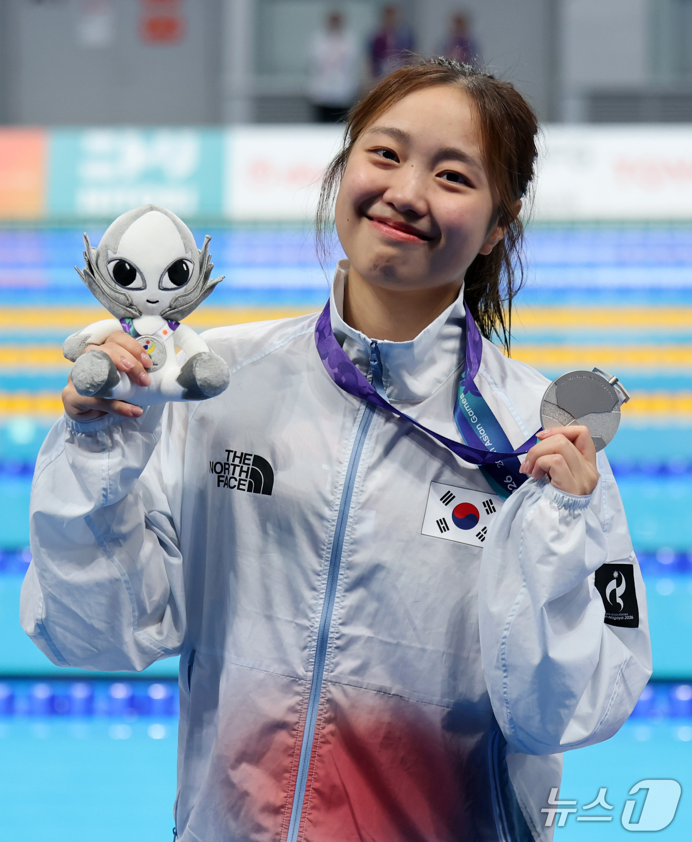 (도쿄=뉴스1) 김민지 기자 = 24일 도쿄 아쿠아틱스 센터에서 열린 2026 아이치·나고야 아시안게임 수영 여자 200m 평영 시상식에서 은메달을 확보한 박시은이 메달을 들어보이 …