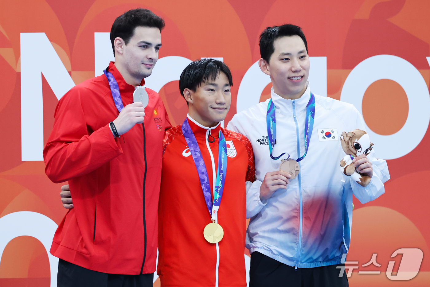 (도쿄=뉴스1) 김민지 기자 = 24일 도쿄 아쿠아틱스 센터에서 열린 2026 아이치·나고야 아시안게임 수영 남자 200m 평영 시상식에서 동메달을 확보한 조성재가 메달을 들어보이 …