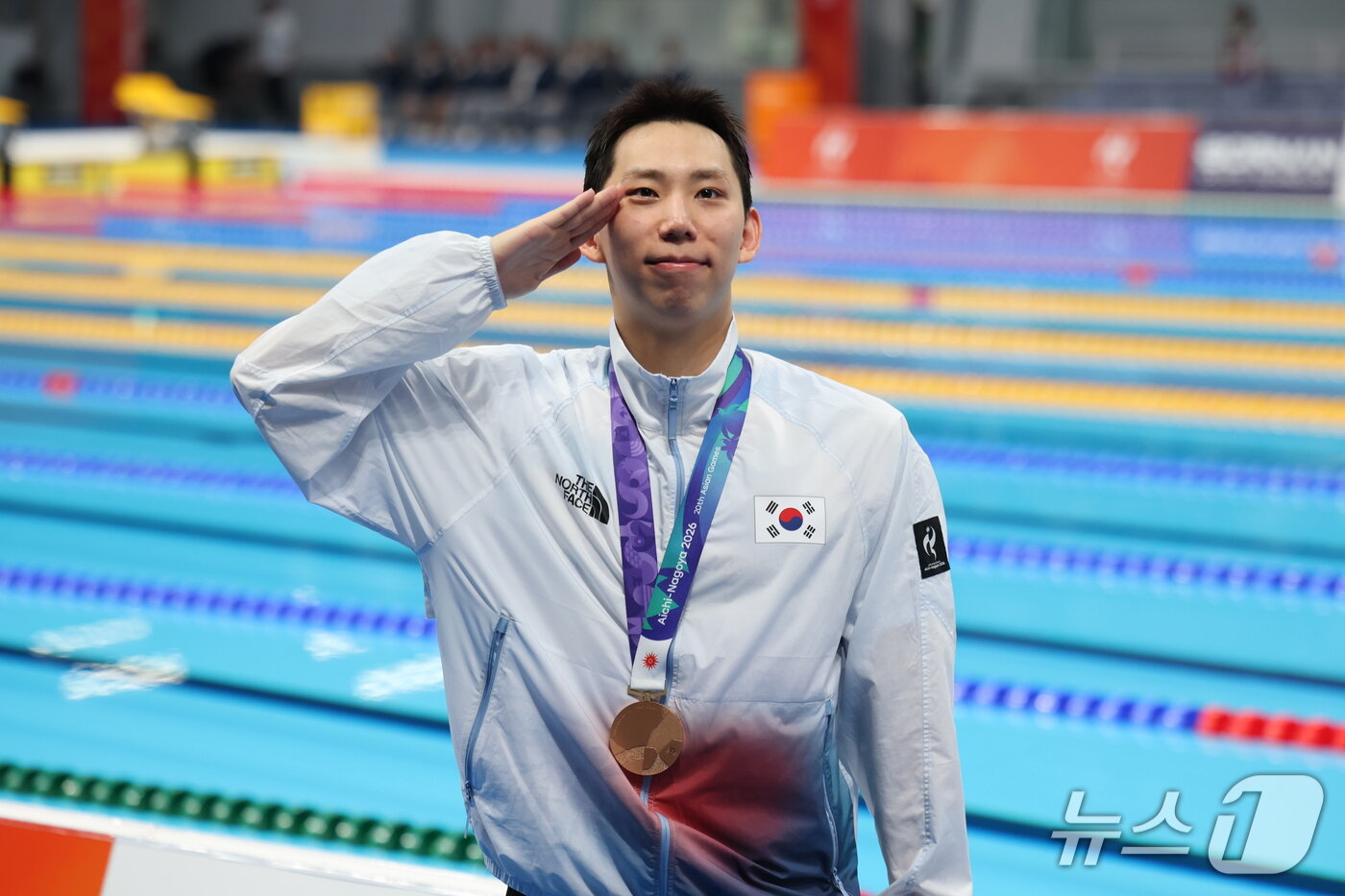 본문 이미지 - 24일 도쿄 아쿠아틱스 센터에서 열린 2026 아이치·나고야 아시안게임 수영 남자 200m 평영 시상식에서 동메달을 확보한 조성재가 거수경례를 하고 있다. 2026.9.24 ⓒ 뉴스1 김민지 기자