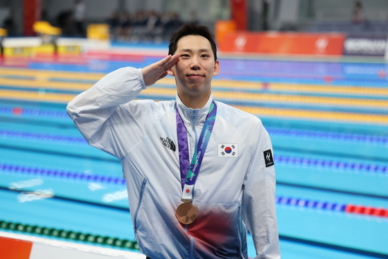 동메달 조성재, 자랑스러운 거수경례