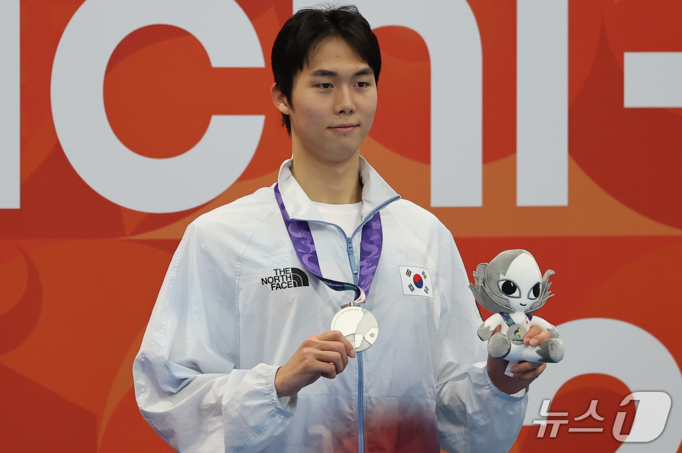 (도쿄=뉴스1) 김민지 기자 = 24일 도쿄 아쿠아틱스 센터에서 열린 2026 아이치·나고야 아시안게임 수영 남자 800m 시상식에서 은메달을 따낸 김준우가 메달을 들어보이고 있다 …