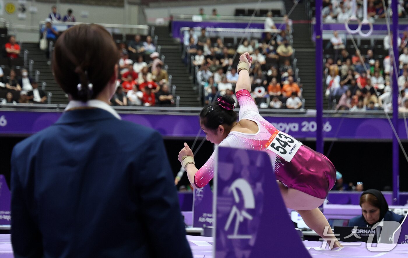 본문 이미지 - 북한 안창옥이 24일 일본 나고야시 종합체육관에서 열린 2026 아이치·나고야 아시안게임 기계체조 도마 개인전 결선에서 착지 도중 중심을 잃고 있다. 2026.9.24 ⓒ 뉴스1 김도우 기자