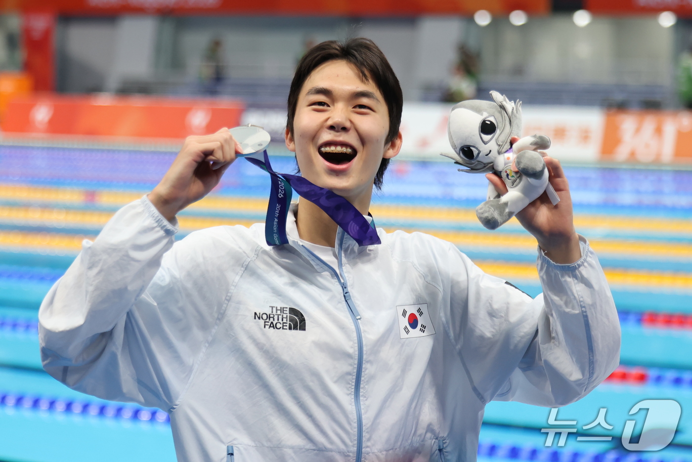 (도쿄=뉴스1) 김민지 기자 = 24일 도쿄 아쿠아틱스 센터에서 열린 2026 아이치·나고야 아시안게임 수영 남자 800m 시상식에서 은메달을 따낸 김준우가 메달을 들어보이며 환호 …
