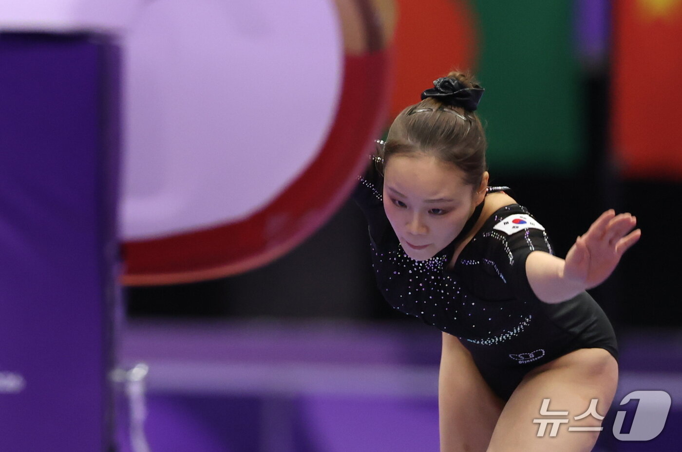 본문 이미지 - 대한민국 여서정이 24일 일본 나고야시 종합체육관에서 열린 2026 아이치·나고야 아시안게임 기계체조 도마 개인전 결선에서 연기를 펼치고 있다. 2026.9.24 ⓒ 뉴스1 김도우 기자