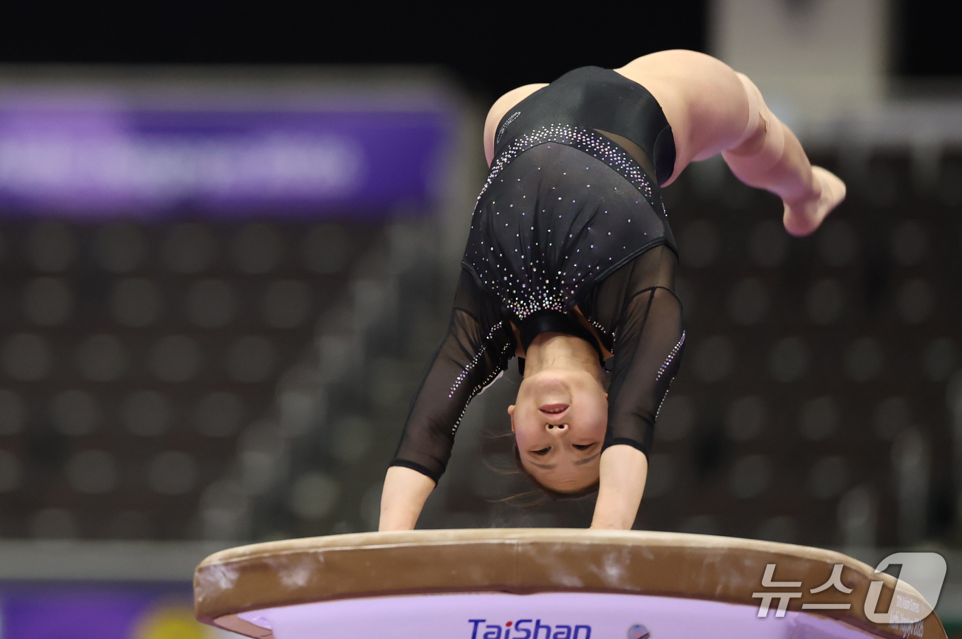 (나고야=뉴스1) 김도우 기자 = 대한민국 여서정이 24일 일본 나고야시 종합체육관에서 열린 2026 아이치·나고야 아시안게임 기계체조 도마 개인전 결선에서 연기를 펼치고 있다. …
