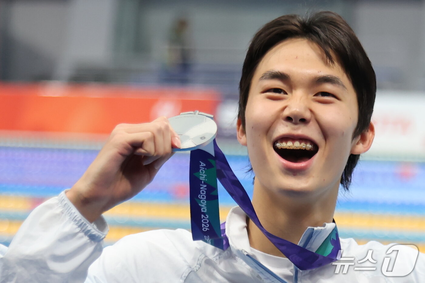 본문 이미지 - 24일 도쿄 아쿠아틱스 센터에서 열린 2026 아이치·나고야 아시안게임 수영 남자 800m 시상식에서 은메달을 획득한 김준우가 메달을 들어보이고 있다. 2026.9.24 ⓒ 뉴스1 김민지 기자