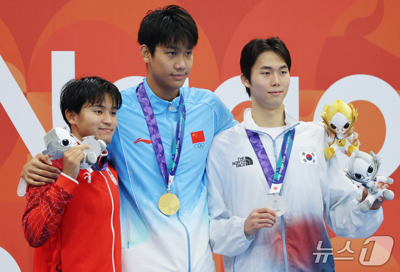 (도쿄=뉴스1) 김민지 기자 = 24일 도쿄 아쿠아틱스 센터에서 열린 2026 아이치·나고야 아시안게임 수영 남자 800m 시상식에서 은메달을 획득한 김준우가 메달을 들어보이고 있 …