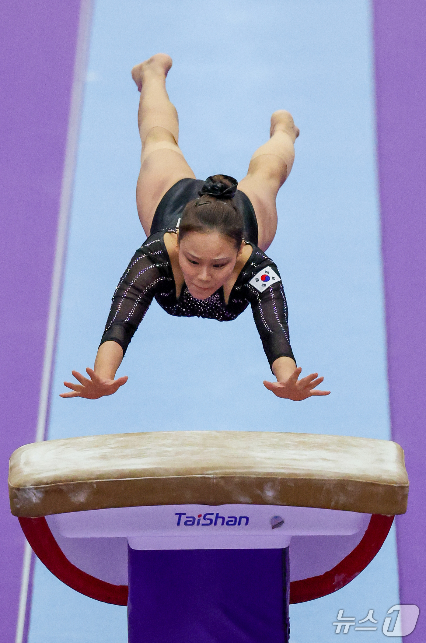 (나고야=뉴스1) 안은나 기자 = 대한민국 여서정이 24일 일본 나고야시 종합체육관에서 열린 2026 아이치·나고야 아시안게임 기계체조 여자 도마 개인전 결선에서 힘차게 도약하고 …