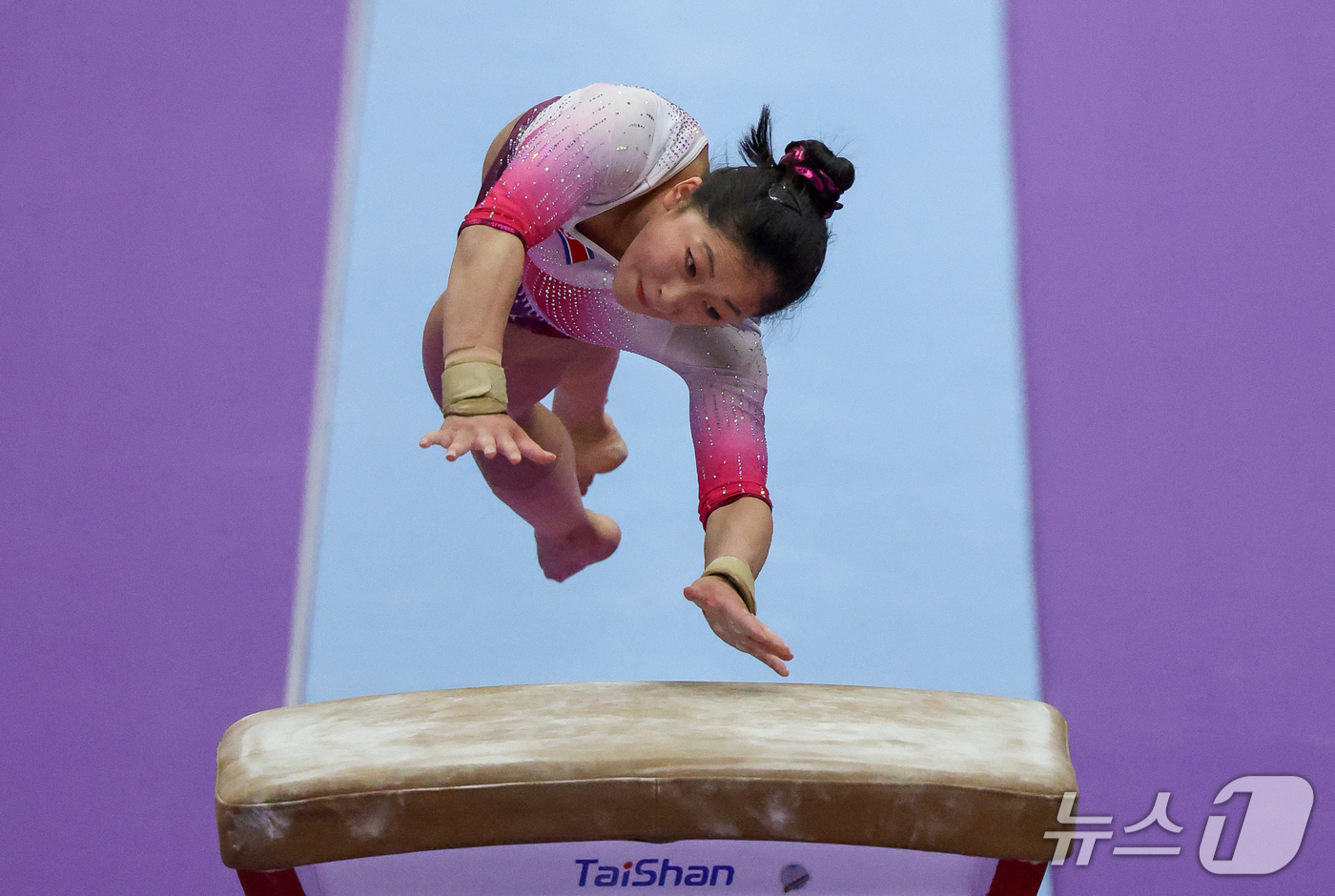 (나고야=뉴스1) 안은나 기자 = 북한 안창옥이 24일 일본 나고야시 종합체육관에서 열린 2026 아이치·나고야 아시안게임 기계체조 여자 도마 개인전 결선에서 힘차게 도약하고 있다 …
