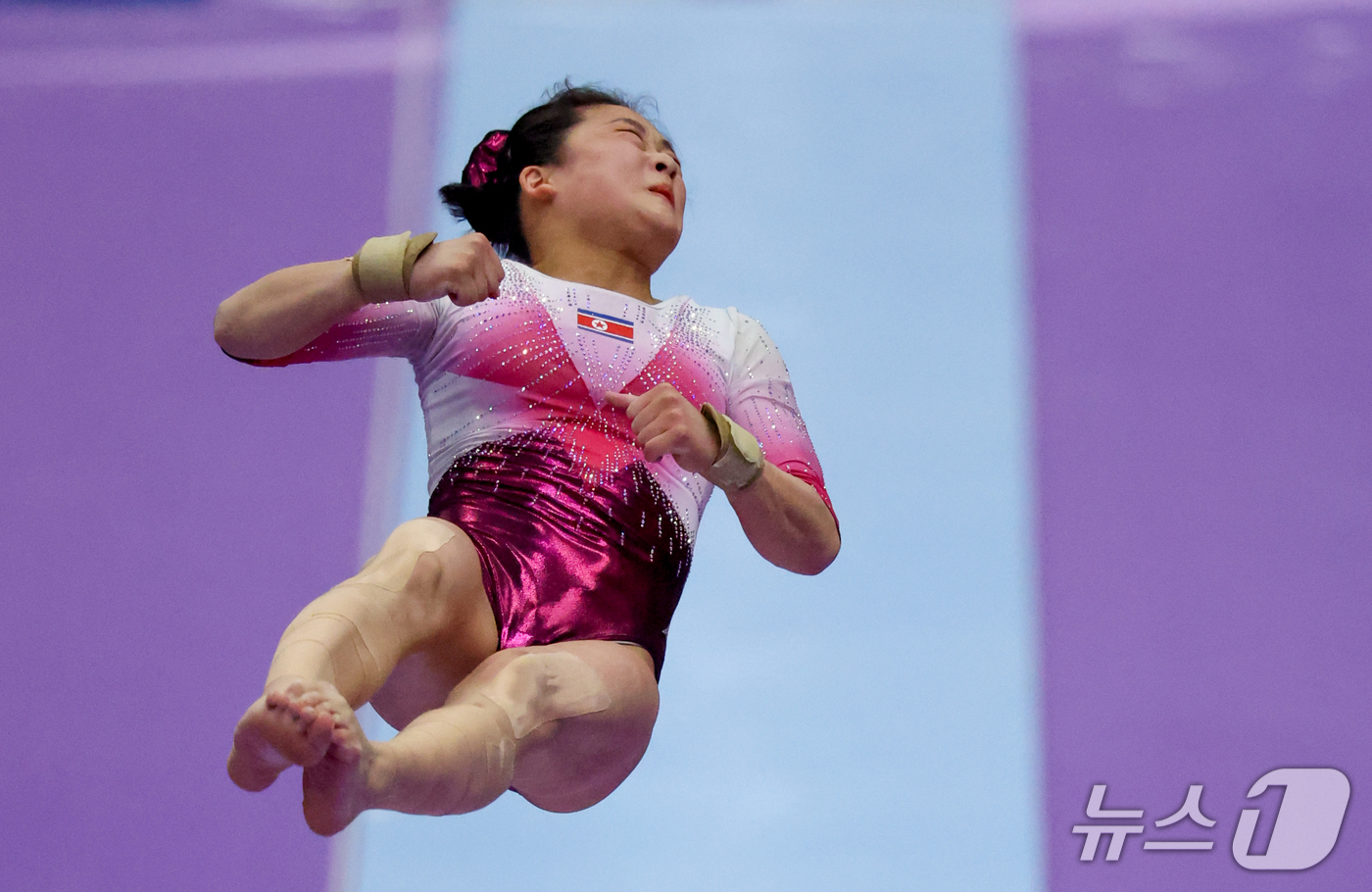 (나고야=뉴스1) 안은나 기자 = 북한 안창옥이 24일 일본 나고야시 종합체육관에서 열린 2026 아이치·나고야 아시안게임 기계체조 여자 도마 개인전 결선에서 힘차게 도약하고 있다 …