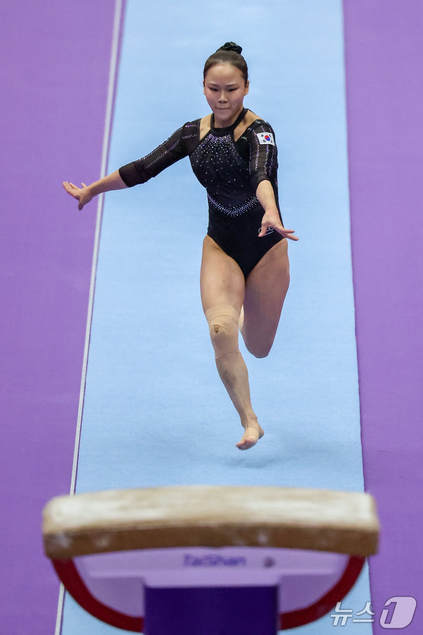 본문 이미지 - 대한민국 여서정이 24일 일본 나고야시 종합체육관에서 열린 2026 아이치·나고야 아시안게임 기계체조 여자 도마 개인전 결선에서 힘차게 도약하고 있다. 2026.9.24 ⓒ 뉴스1 안은나 기자
