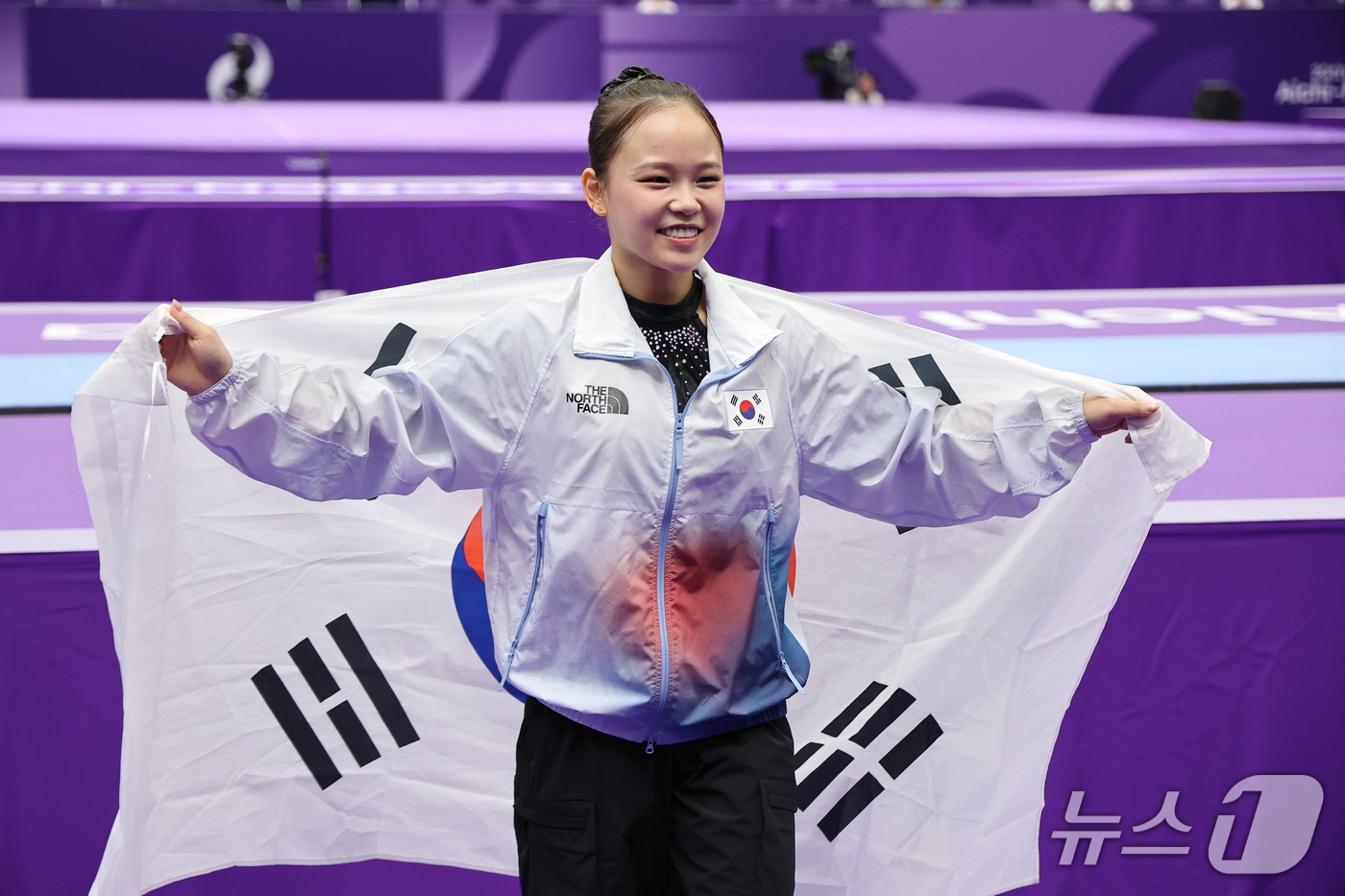 (나고야=뉴스1) 김도우 기자 = 대한민국 여서정이 24일 일본 나고야시 종합체육관에서 열린 2026 아이치·나고야 아시안게임 기계체조 도마 개인전 결선에서 금메달을 획득한 후 태 …