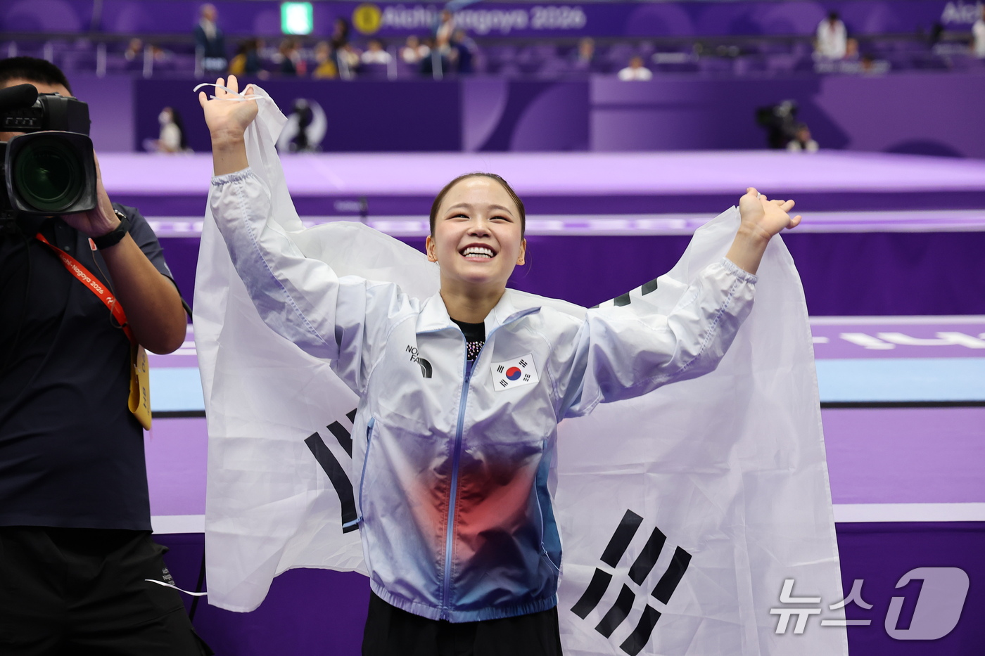 (나고야=뉴스1) 김도우 기자 = 대한민국 여서정이 24일 일본 나고야시 종합체육관에서 열린 2026 아이치·나고야 아시안게임 기계체조 도마 개인전 결선에서 금메달을 따낸 후 태극 …