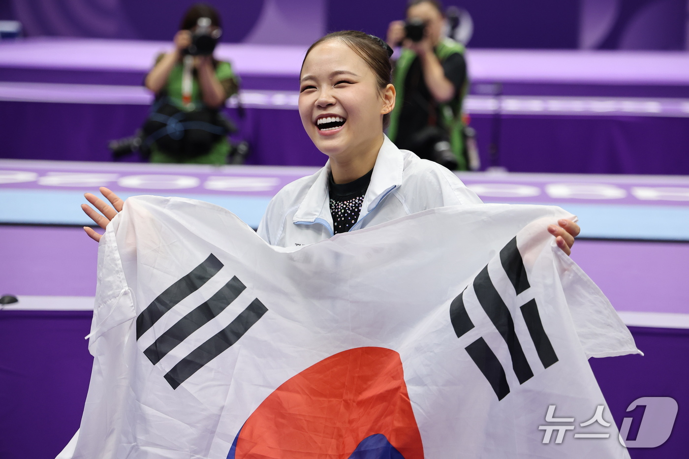 (나고야=뉴스1) 김도우 기자 = 대한민국 여서정이 24일 일본 나고야시 종합체육관에서 열린 2026 아이치·나고야 아시안게임 기계체조 도마 개인전 결선에서 금메달을 따낸 후 태극 …