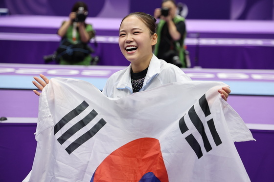 8년 만에 정상 오른 여서정, 금빛 미소