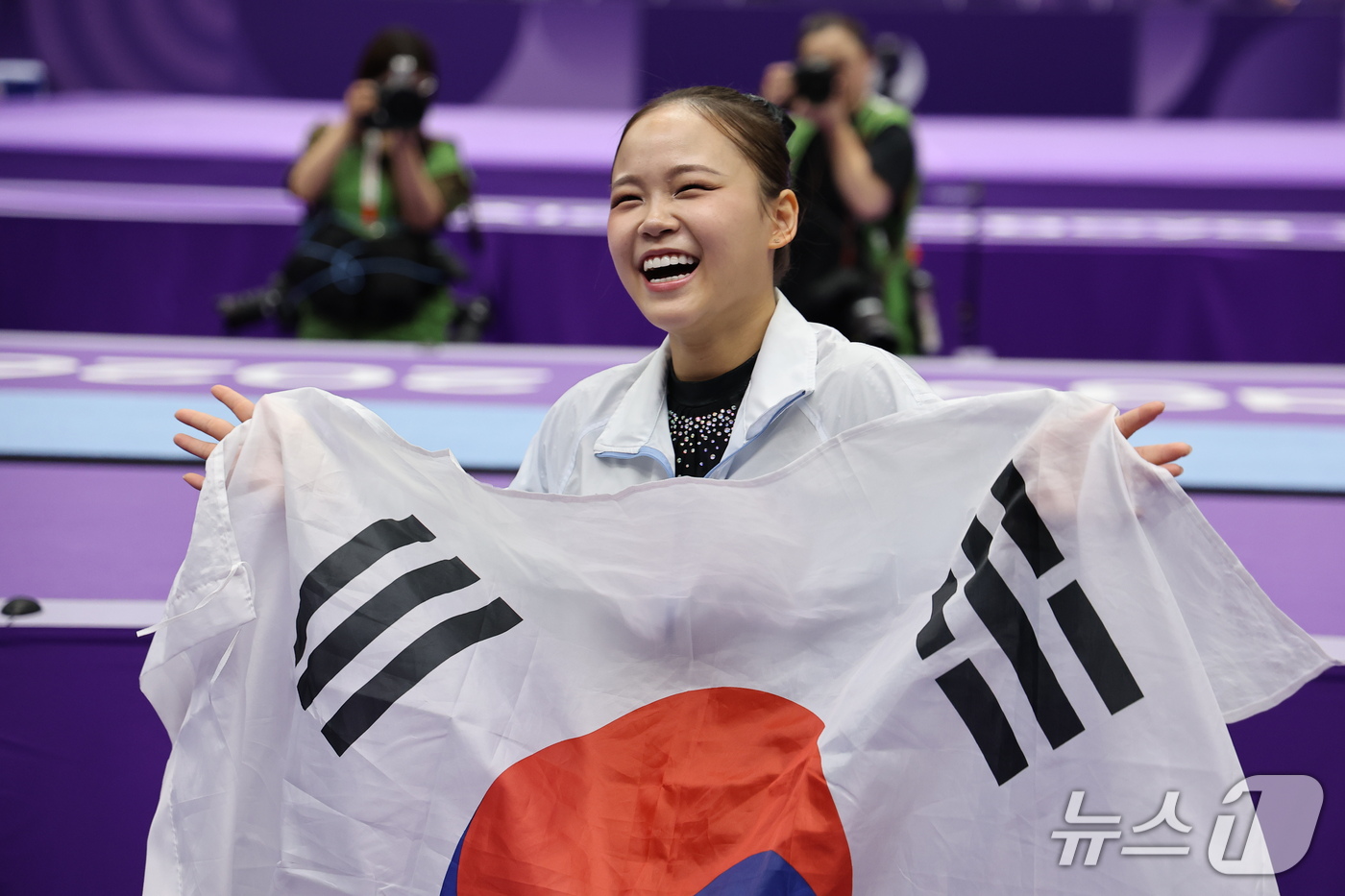(나고야=뉴스1) 김도우 기자 = 대한민국 여서정이 24일 일본 나고야시 종합체육관에서 열린 2026 아이치·나고야 아시안게임 기계체조 도마 개인전 결선에서 금메달을 획득한 후 태 …