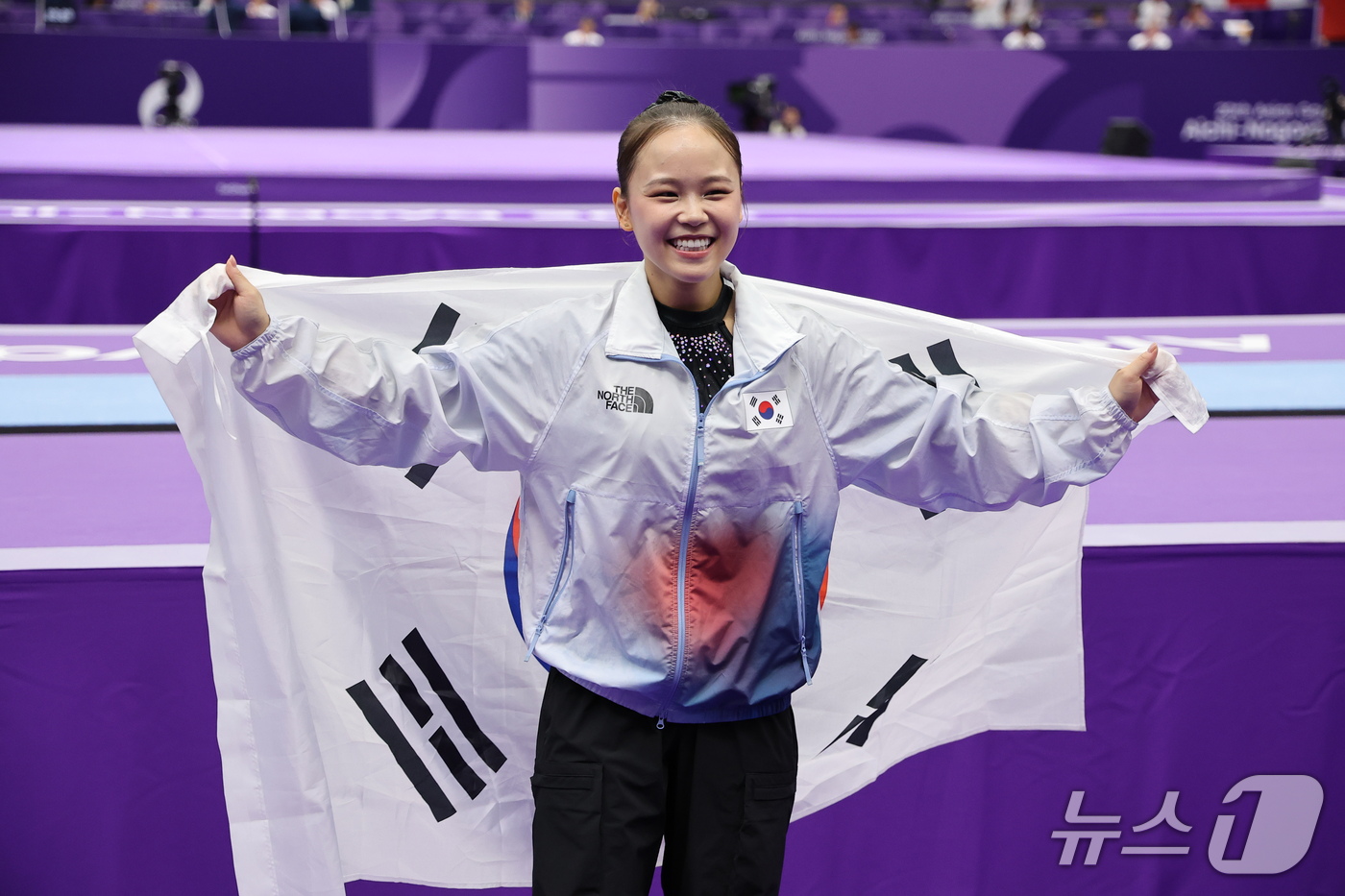 (나고야=뉴스1) 김도우 기자 = 대한민국 여서정이 24일 일본 나고야시 종합체육관에서 열린 2026 아이치·나고야 아시안게임 기계체조 도마 개인전 결선에서 금메달을 획득한 후 태 …