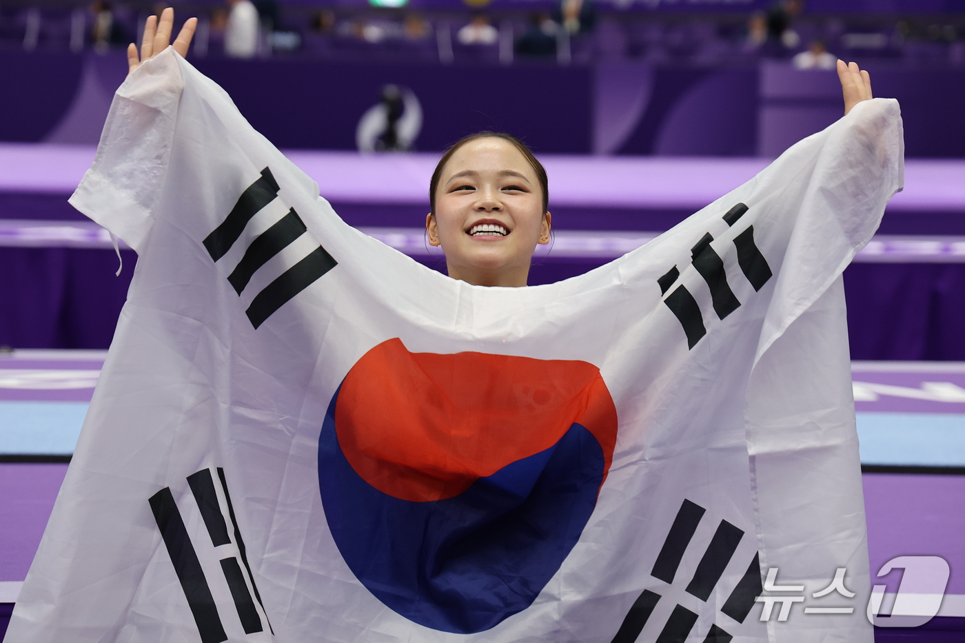 (나고야=뉴스1) 김도우 기자 = 대한민국 여서정이 24일 일본 나고야시 종합체육관에서 열린 2026 아이치·나고야 아시안게임 기계체조 도마 개인전 결선에서 금메달을 획득한 후 태 …