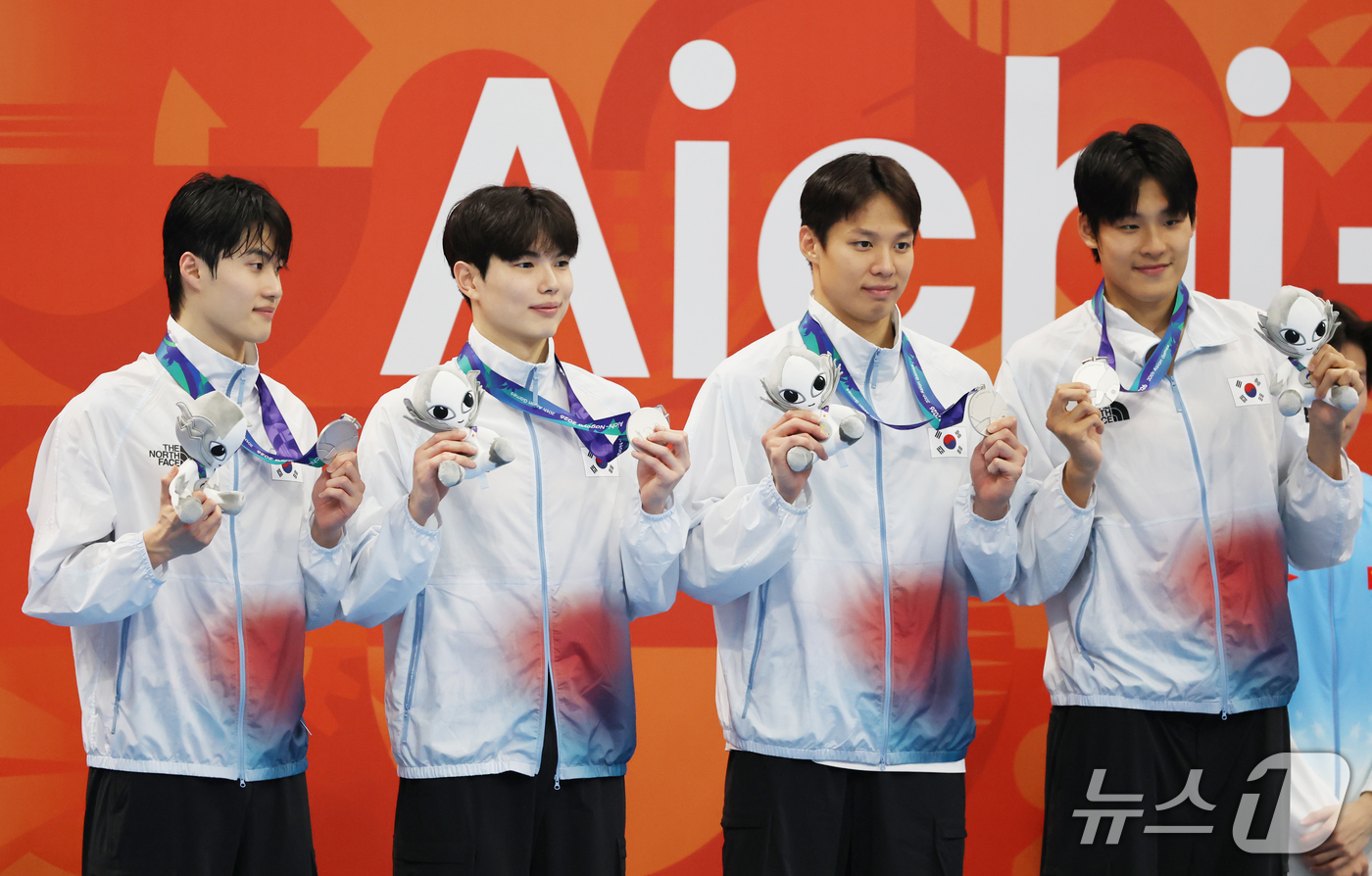 (도쿄=뉴스1) 김민지 기자 = 24일 도쿄 아쿠아틱스 센터에서 열린 2026 아이치·나고야 아시안게임 수영 남자 400m 계영 결승에서 은메달을 획득한 양재훈, 김지훈, 김영범, …