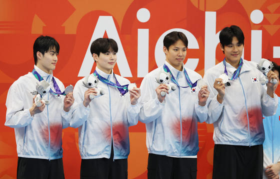 '김우민 수모 쓰고 銀' 계영 400m "금메달 걸어주고 싶었는데"(종합)[AG]