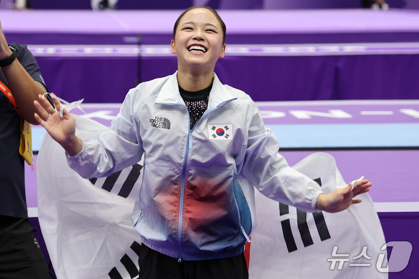 (나고야=뉴스1) 김도우 기자 = 대한민국 여서정이 24일 일본 나고야시 종합체육관에서 열린 2026 아이치·나고야 아시안게임 기계체조 도마 개인전 결선에서 금메달을 획득한 후 태 …