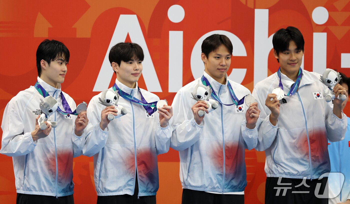 본문 이미지 - 24일 도쿄 아쿠아틱스 센터에서 열린 2026 아이치·나고야 아시안게임 수영 남자 400m 계영 시상식에서 은메달을 획득한 양재훈, 김지훈, 김영범, 황선우가 메달을 들어보이고 있다. 2026.9.24 ⓒ 뉴스1 김민지 기자