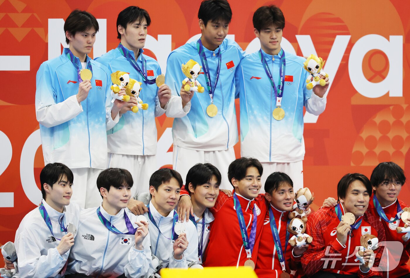 본문 이미지 - 24일 도쿄 아쿠아틱스 센터에서 열린 2026 아이치·나고야 아시안게임 수영 남자 400m 계영 시상식에서 은메달을 획득한 양재훈, 김지훈, 김영범, 황선우가 메달을 들어보이고 있다. 2026.9.24 ⓒ 뉴스1 김민지 기자