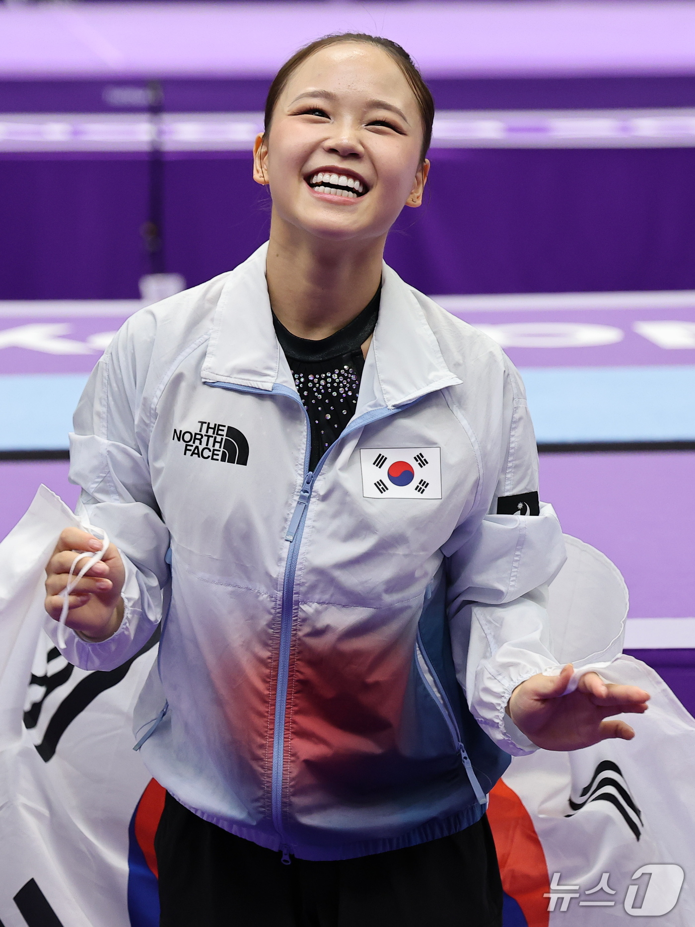 (나고야=뉴스1) 김도우 기자 = 대한민국 여서정이 24일 일본 나고야시 종합체육관에서 열린 2026 아이치·나고야 아시안게임 기계체조 도마 개인전 결선에서 금메달을 획득한 후 태 …