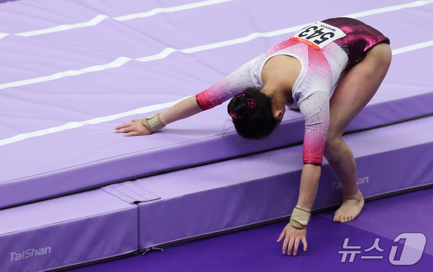 (나고야=뉴스1) 안은나 기자 = 북한 안창옥이 24일 일본 나고야시 종합체육관에서 열린 2026 아이치·나고야 아시안게임 기계체조 여자 도마 개인전 결선에서 착지 후 넘어지고 있 …