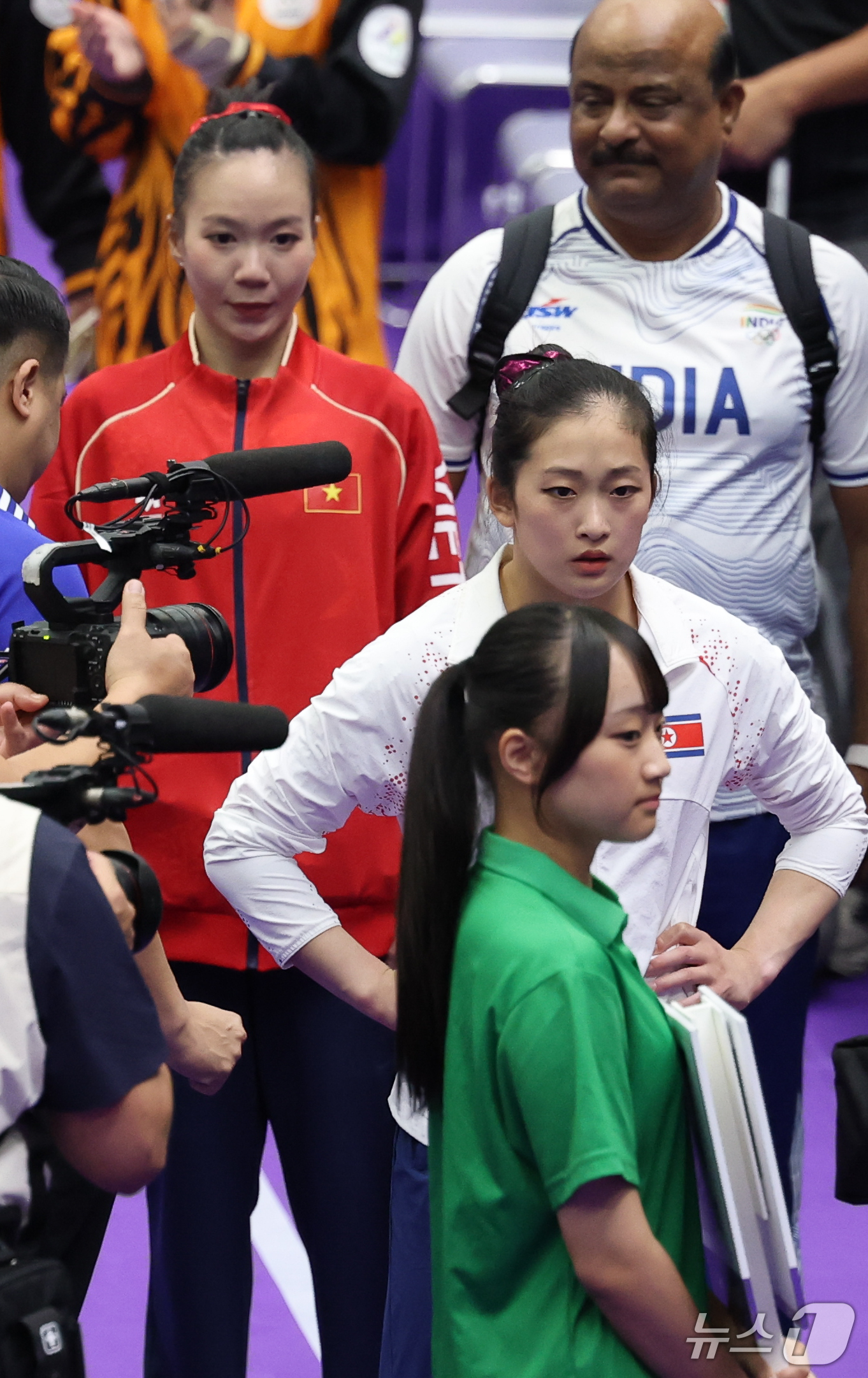 (나고야=뉴스1) 안은나 기자 = 북한 안창옥이 24일 일본 나고야시 종합체육관에서 열린 2026 아이치·나고야 아시안게임 기계체조 여자 도마 개인전 결선에서 은메달을 확정짓자 굳 …