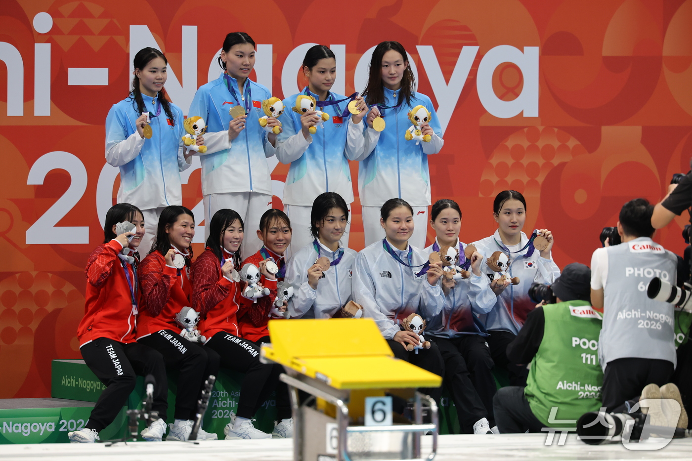 (도쿄=뉴스1) 김민지 기자 = 24일 도쿄 아쿠아틱스 센터에서 열린 2026 아이치·나고야 아시안게임 수영 여자 800m 계영 시상식에서 허연경, 조현주, 한다경, 이송은이 동메 …
