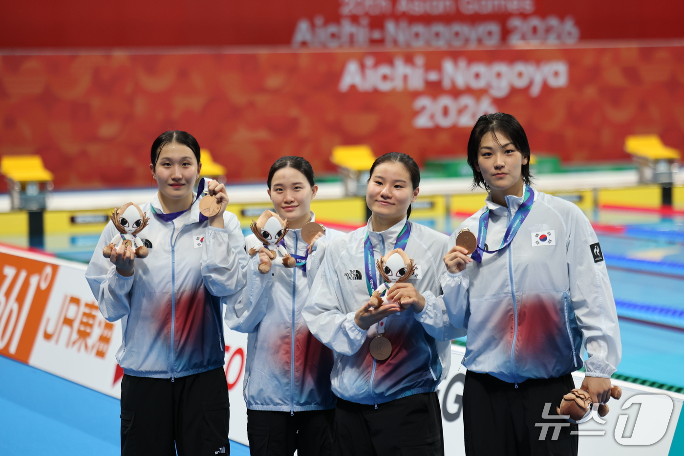 (도쿄=뉴스1) 김민지 기자 = 24일 도쿄 아쿠아틱스 센터에서 열린 2026 아이치·나고야 아시안게임 수영 여자 800m 계영 시상식에서 허연경, 조현주, 한다경, 이송은이 동메 …