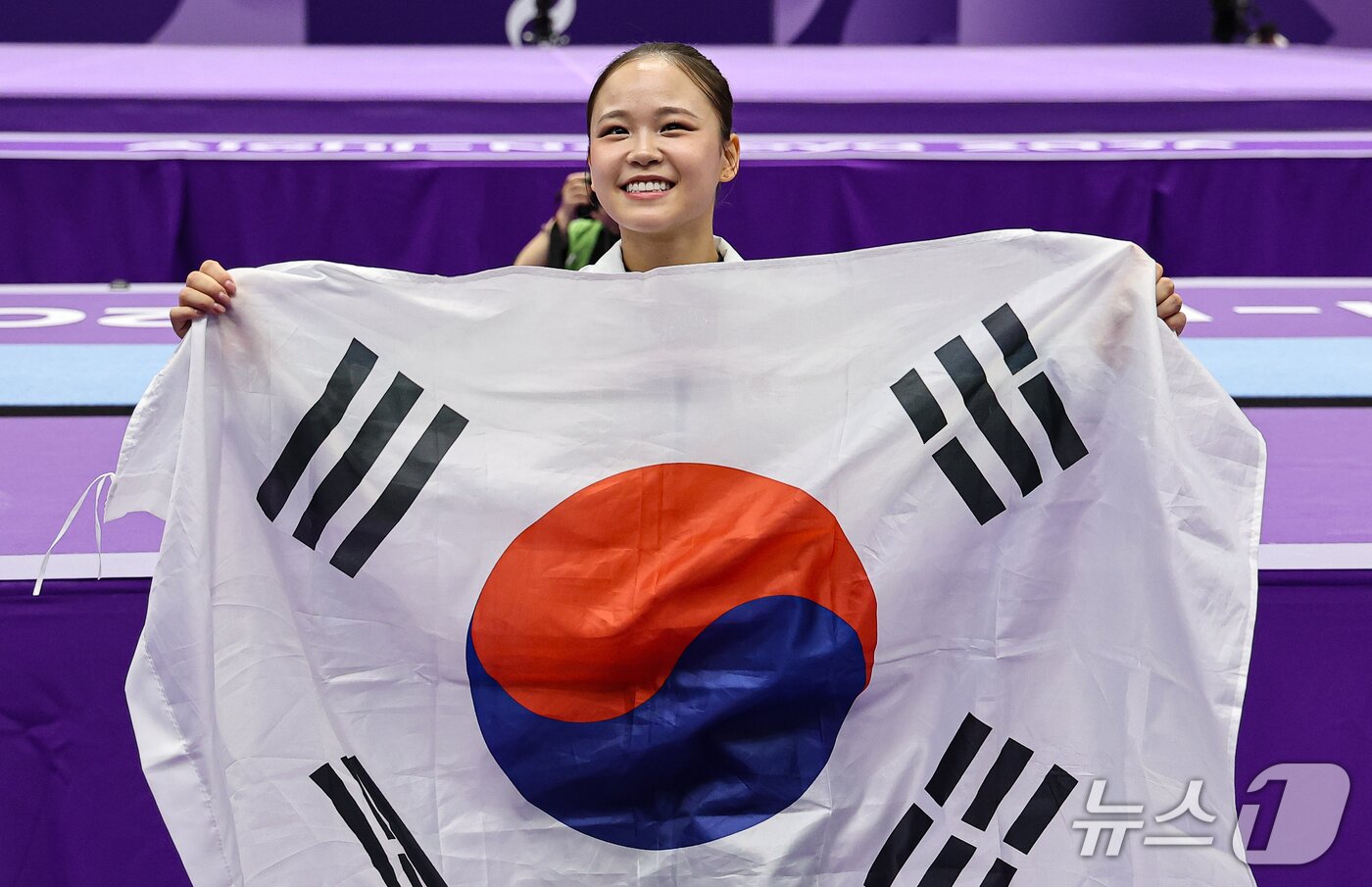 본문 이미지 - 대한민국 여서정이 24일 일본 나고야시 종합체육관에서 열린 2026 아이치·나고야 아시안게임 기계체조 도마 개인전 결선에서 금메달을 확정짓고 기뻐하고 있다. 2026.9.24 ⓒ 뉴스1 김도우 기자