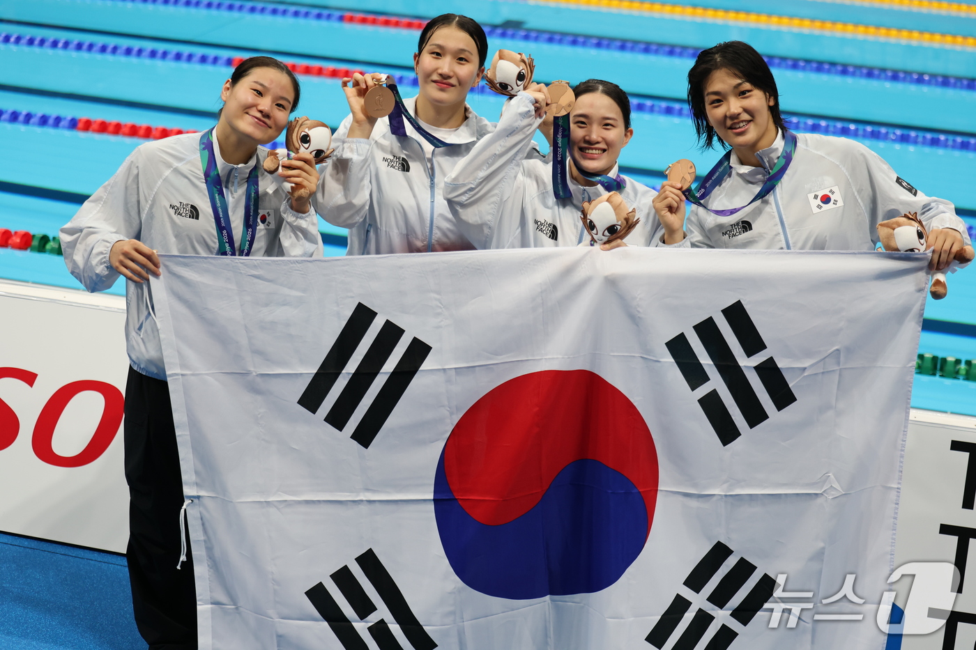 (도쿄=뉴스1) 김민지 기자 = 24일 도쿄 아쿠아틱스 센터에서 열린 2026 아이치·나고야 아시안게임 수영 여자 800m 계영 시상식에서 허연경, 조현주, 한다경, 이송은이 동메 …