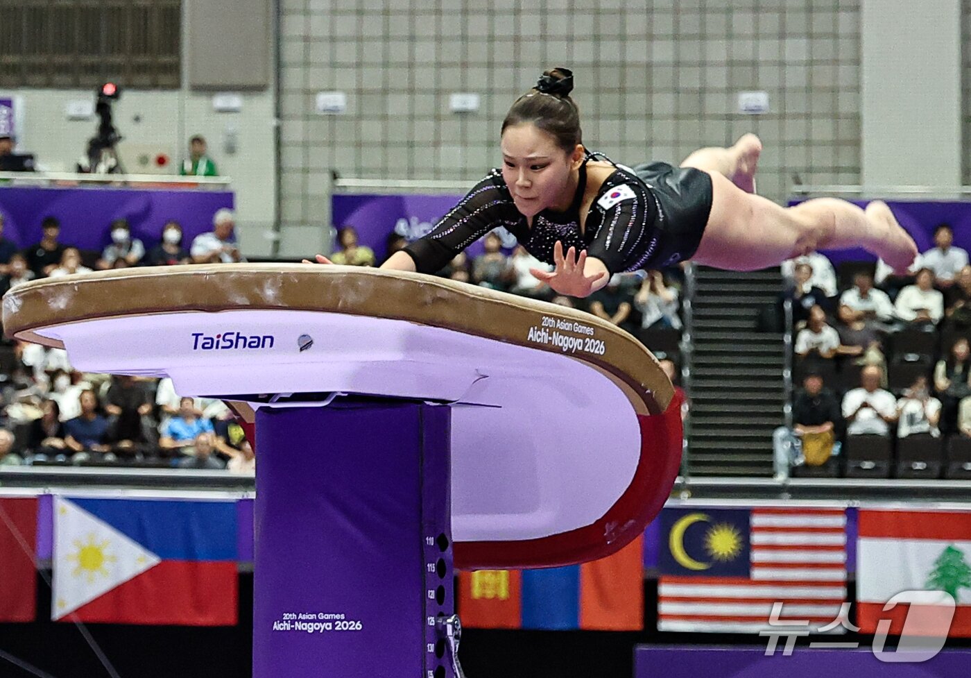 본문 이미지 - 대한민국 여서정이 24일 일본 나고야시 종합체육관에서 열린 2026 아이치·나고야 아시안게임 기계체조 도마 개인전 결선에서 연기를 펼치고 있다. 2026.9.24 ⓒ 뉴스1 김도우 기자