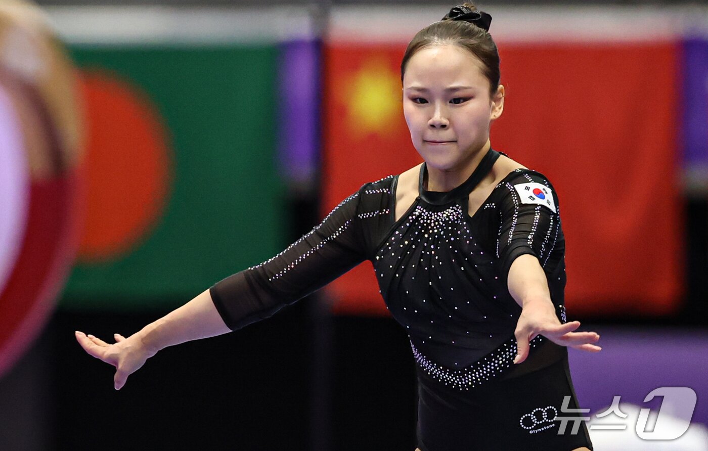 본문 이미지 - 대한민국 여서정이 24일 일본 나고야시 종합체육관에서 열린 2026 아이치·나고야 아시안게임 기계체조 도마 개인전 결선에서 연기를 펼치고 있다. 2026.9.24 ⓒ 뉴스1 김도우 기자